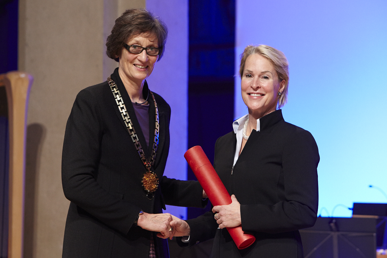 Enlarged view: ETH Rector Sarah Springman with Honorary Doctor Frances Arnold