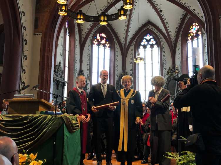 Prof. Robert Riener (2nd from left) receives the Honorary Doctorate at the ceremony in St. Martin's church.